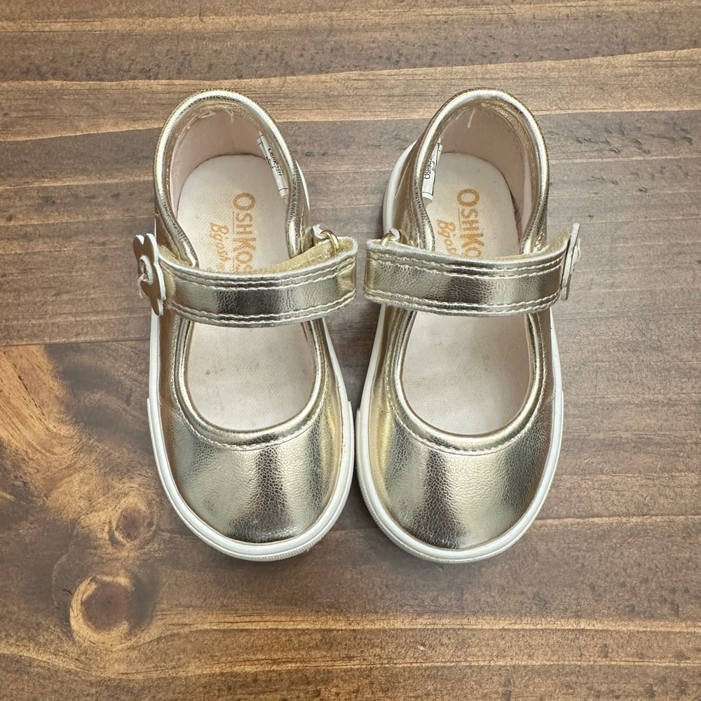 Gold OshKosh B’gosh shoes size 5T